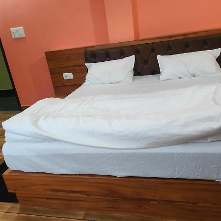 Hotel Rishabh And Banquet Hall Pithorāgarh Exteriör bild