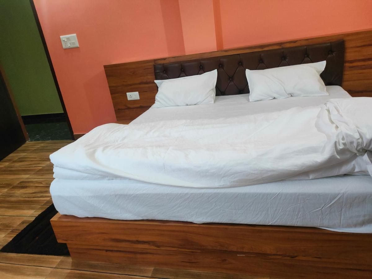 Hotel Rishabh And Banquet Hall Pithorāgarh Exteriör bild