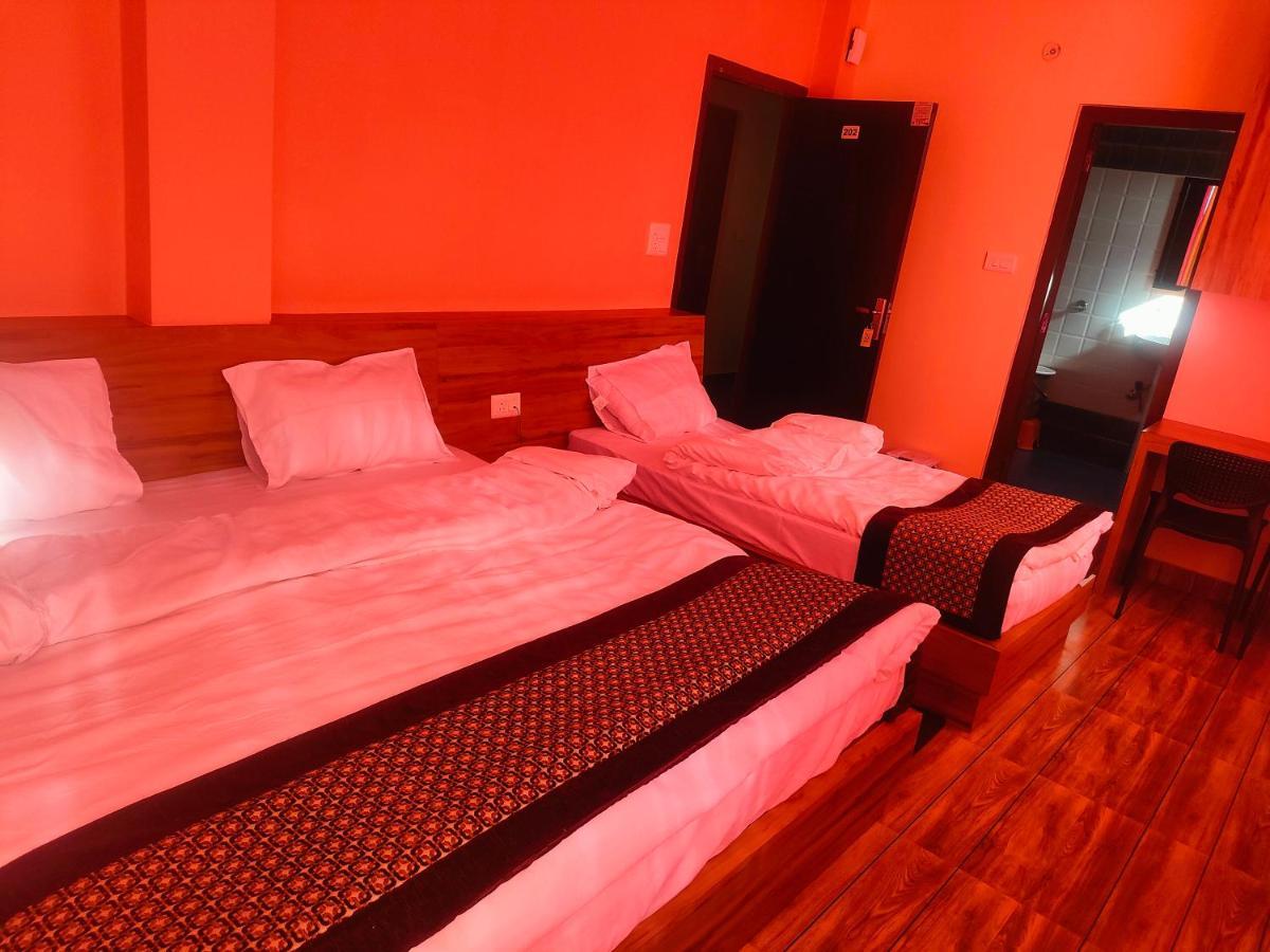 Hotel Rishabh And Banquet Hall Pithorāgarh Exteriör bild