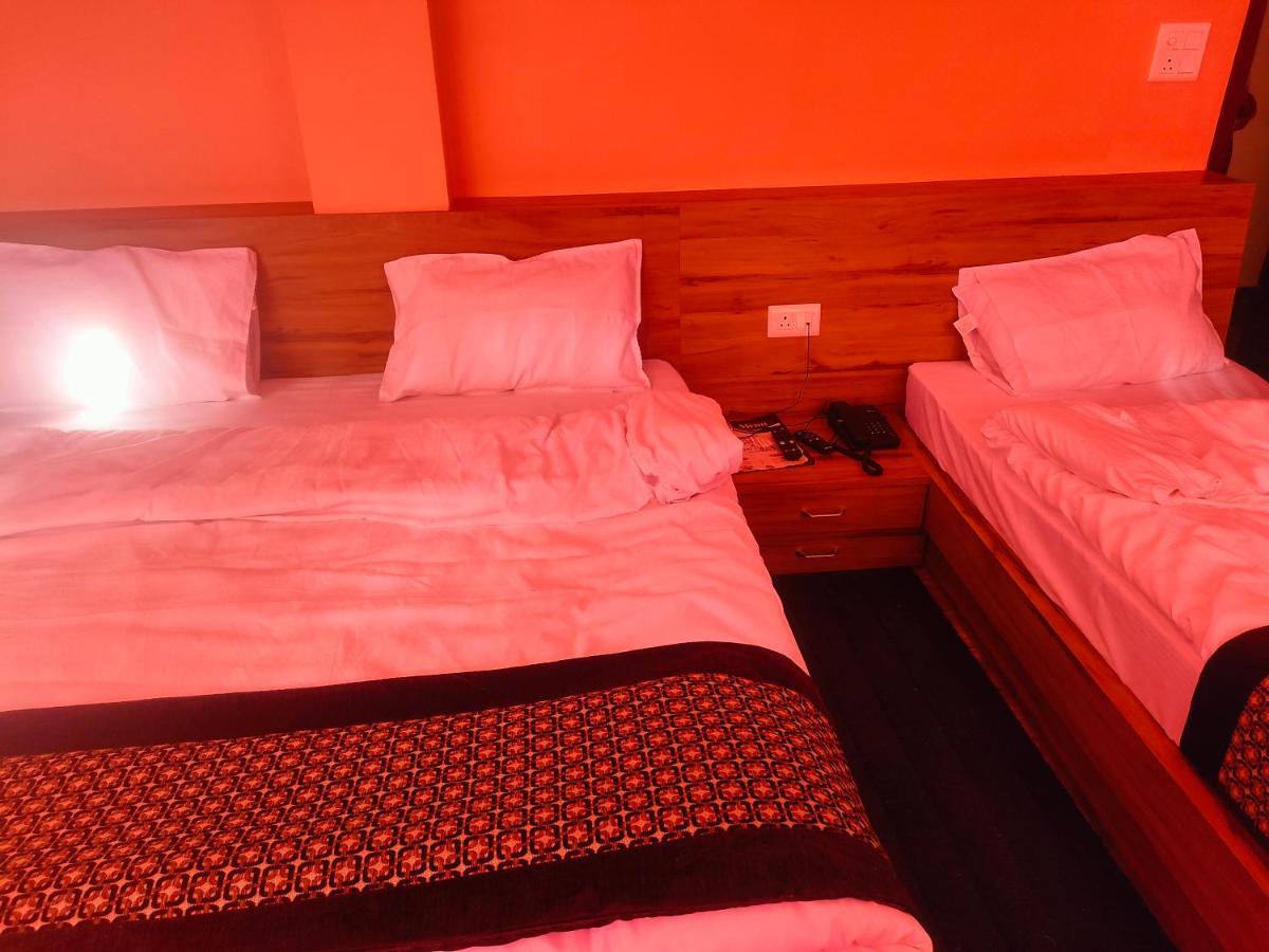 Hotel Rishabh And Banquet Hall Pithorāgarh Exteriör bild
