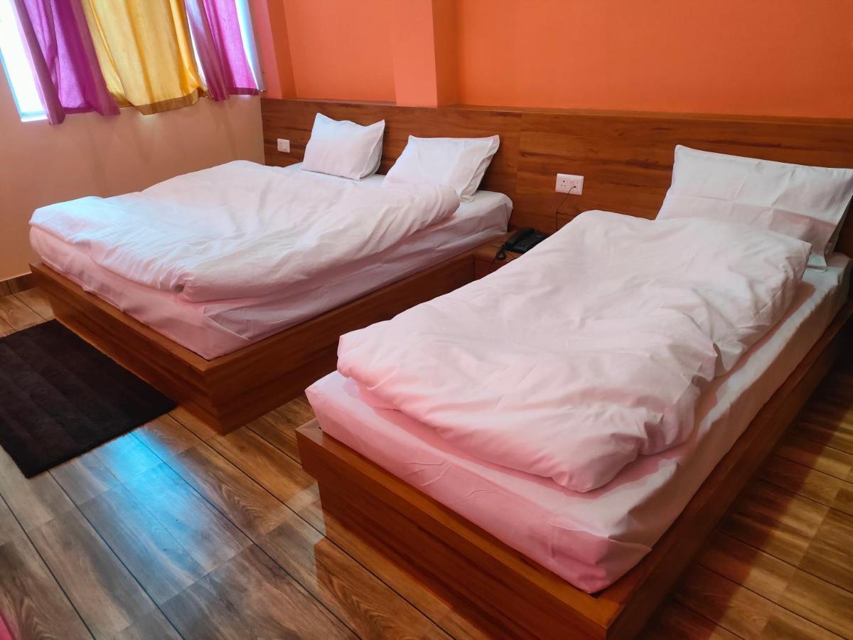 Hotel Rishabh And Banquet Hall Pithorāgarh Exteriör bild