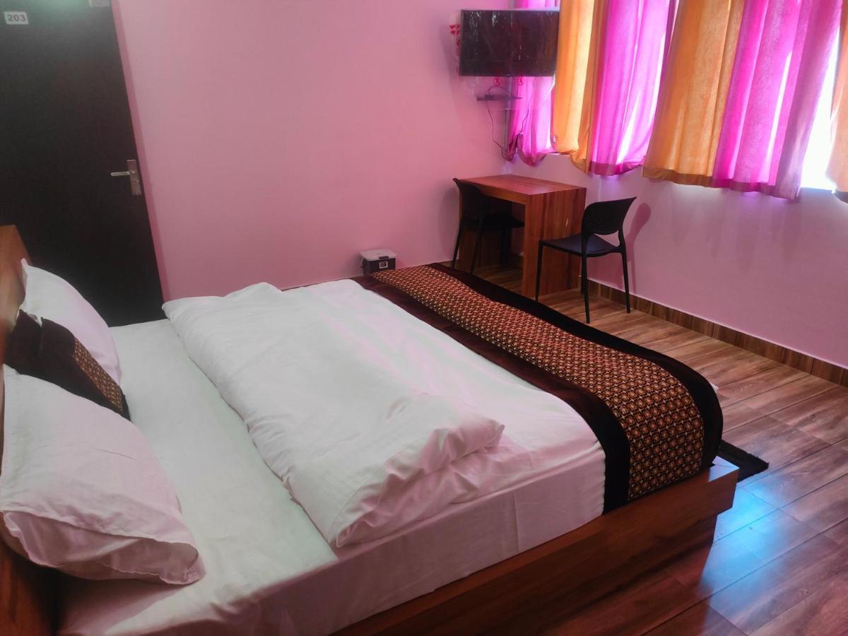 Hotel Rishabh And Banquet Hall Pithorāgarh Exteriör bild