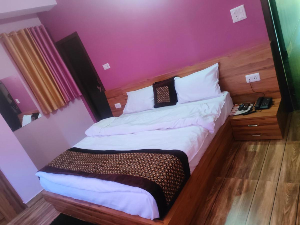 Hotel Rishabh And Banquet Hall Pithorāgarh Exteriör bild